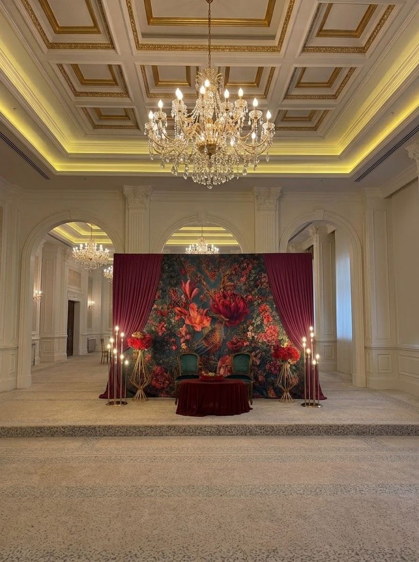 Blumen-Rückwand mit Samtvorhängen und Kerzenständern im Festsaal