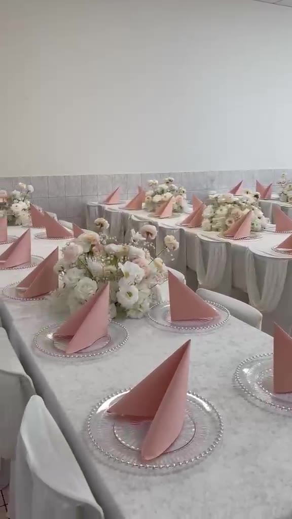 Gedeck mit Platzteller und rosa Serviette
