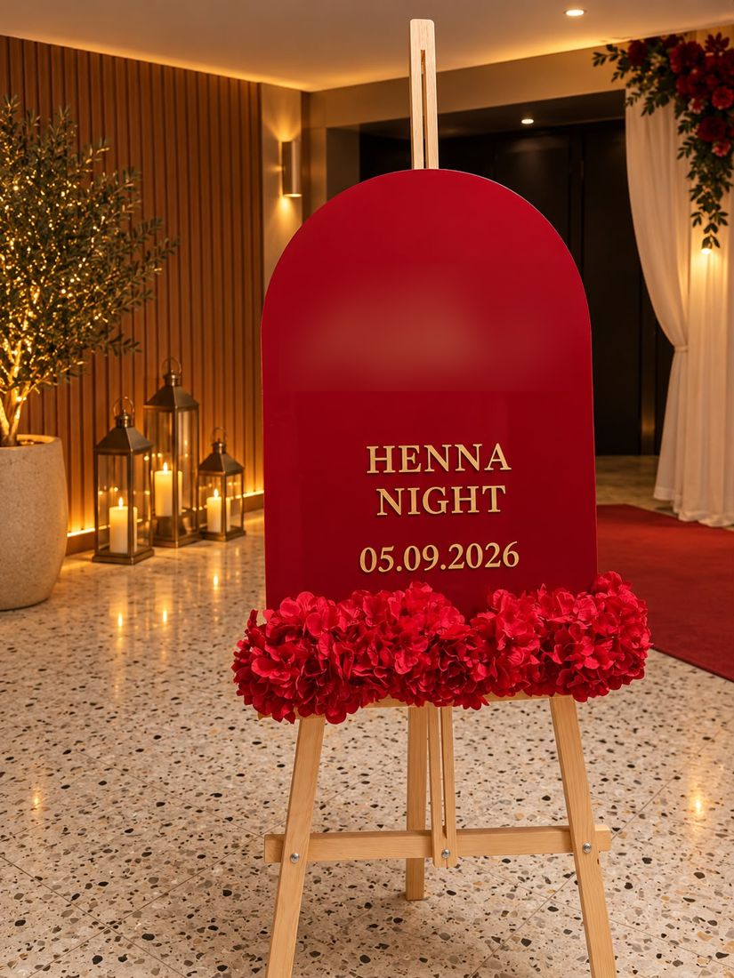 Rotes Willkommensschild für einen Henna-Abend